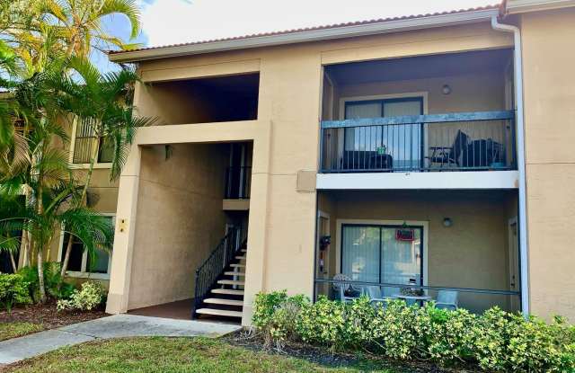 One bedroom one bathroom condo in Palmer Ranch - 4009 Crockers Lake Boulevard, Vamo, FL 34238