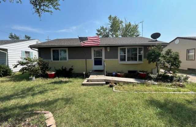 1321 East 10th Avenue - 1321 East 10th Avenue, Hutchinson, KS 67501