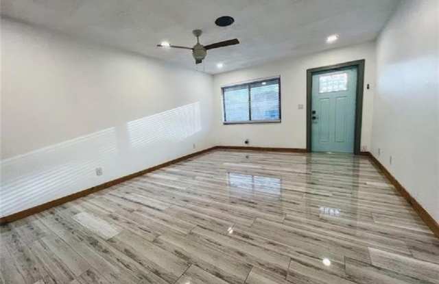 2626 NE 10th Ter photos photos