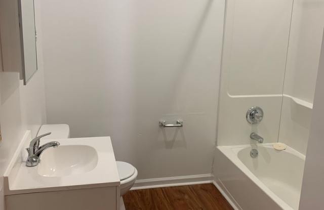 Spacious 4 Bedroom 2 Bath House with Central AC Gallery 4