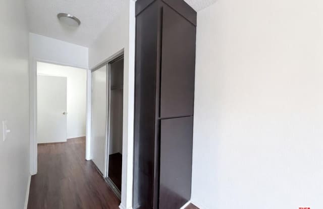 1137 W 36th Pl Gallery 4
