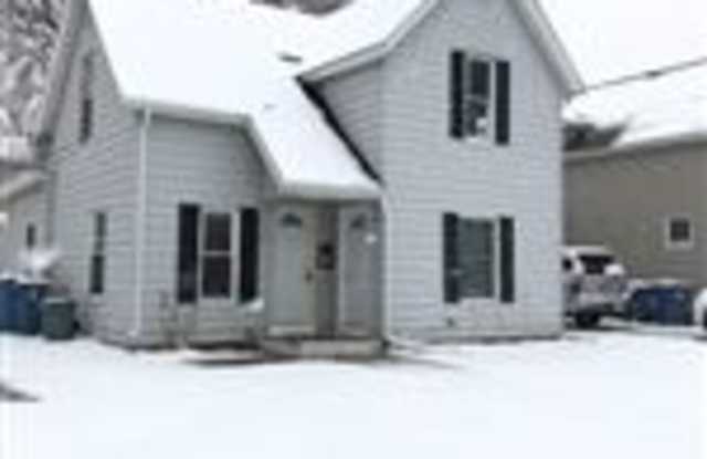 414 1/2 E Lawrence St photos photos