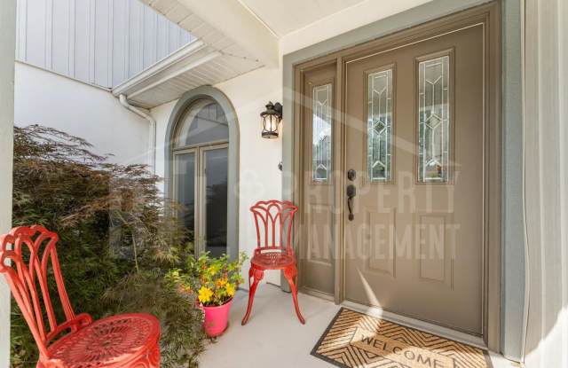 Beautifully updated 4-bedroom, 3-bath duplex in Branson! Gallery 4