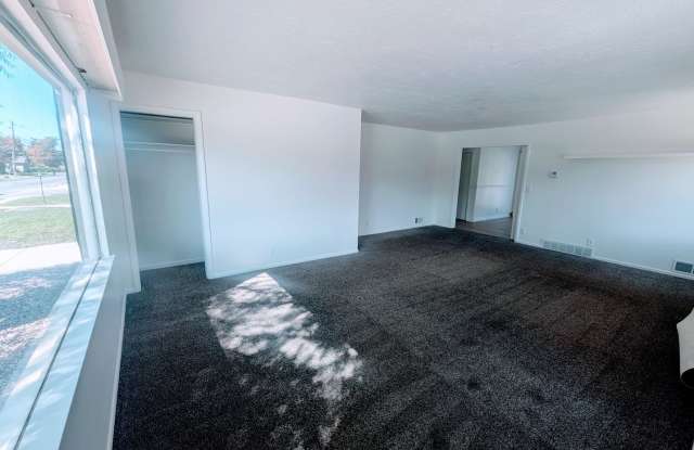 Lovely 3 bed 2 bath home with NEW CARPET!! Gallery 4