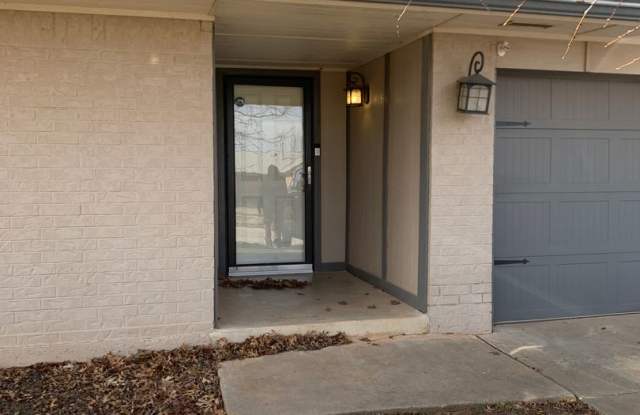 Remodeled 3 Bedroom near Moore Gallery 4