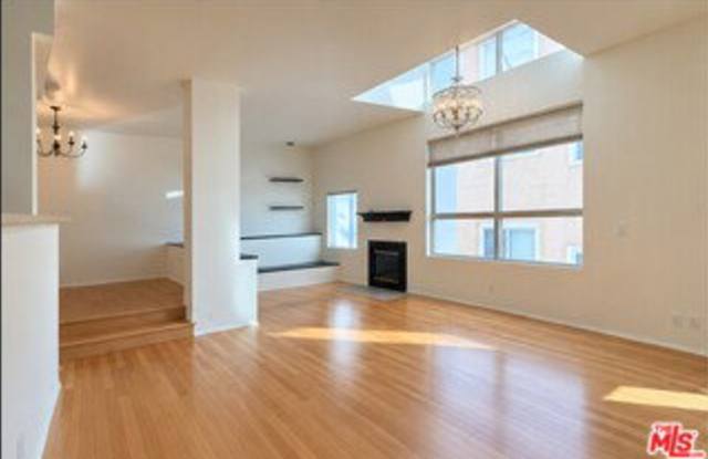 520 South Barrington Avenue Gallery 3