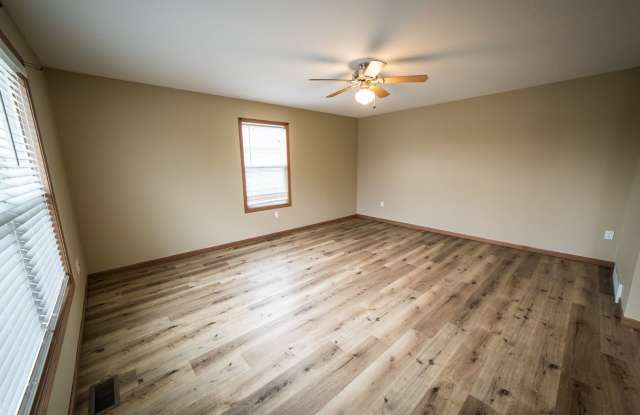 FOR RENT: 3 Bedroom House with 2 Car Garage Gallery 4