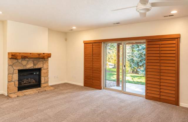 4-Bedroom Home in Brook Hollow Village Gallery 3