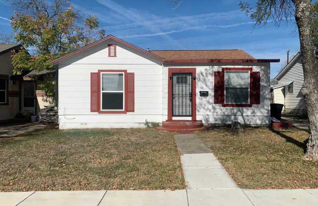 **APPLICATION RECEIVED** AVAILABLE NOW!! 2 Bed 1 Bath Home near DOWNTOWN!! - 407 Haggin Street, San Antonio, TX 78210