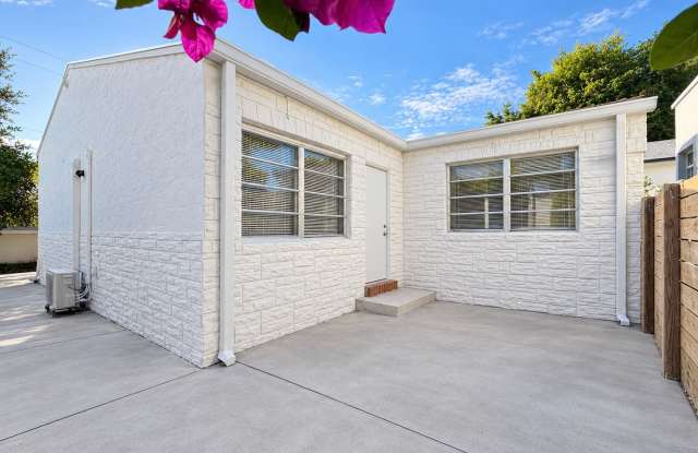 Fully Remodeled 2-Bedroom Private Duplex Unit with Private Yard Gallery 1