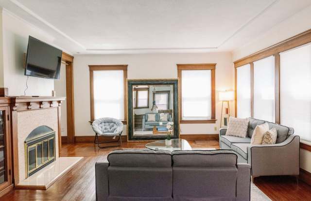 Huge 5 Bedroom House 5 minutes away from Yale! Gallery 4