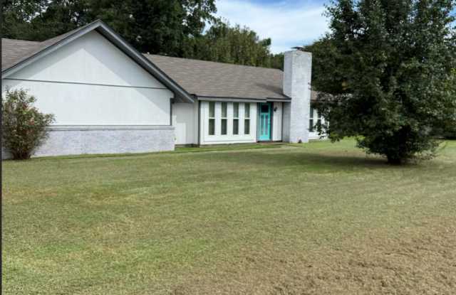 Charming 3-Bedroom Home with Bonus Room  Spacious Fenced Yard – Pet Friendly! - 134 Thomas Circle, Lowndes County, MS 39705