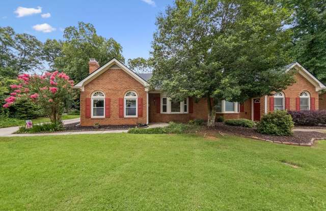 Updated 2BR/2BA Townhome in Convenient East Athens Location Gallery 1
