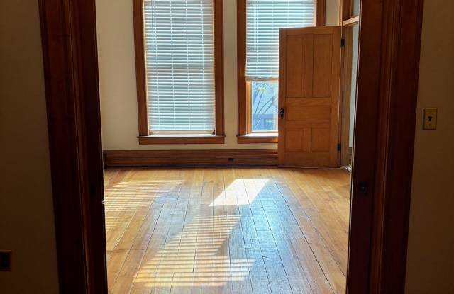 226 1/2 West Madison St - B Gallery 4