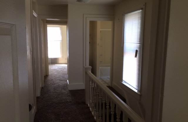 2 BR Upper Apartment Near Promenade Park Gallery 4