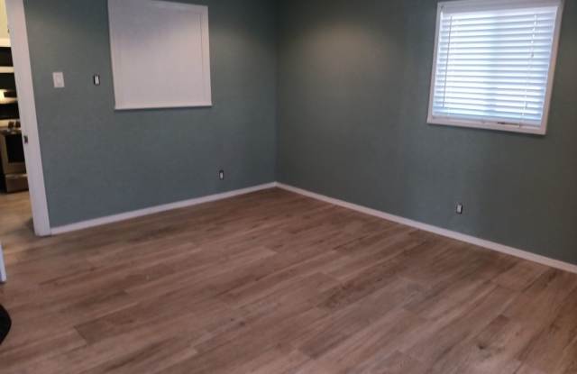 4 Bedroom, 2 Bathroom Home! Schedule a Showing! Gallery 3