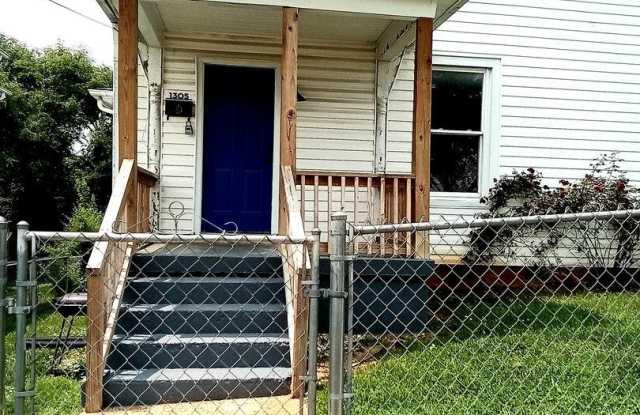 Renovated 2BR, 1 BA Duplex Apartment photos photos