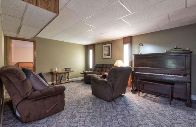 Large Corner Lot Home - 4 bed - 3 bath Gallery 3