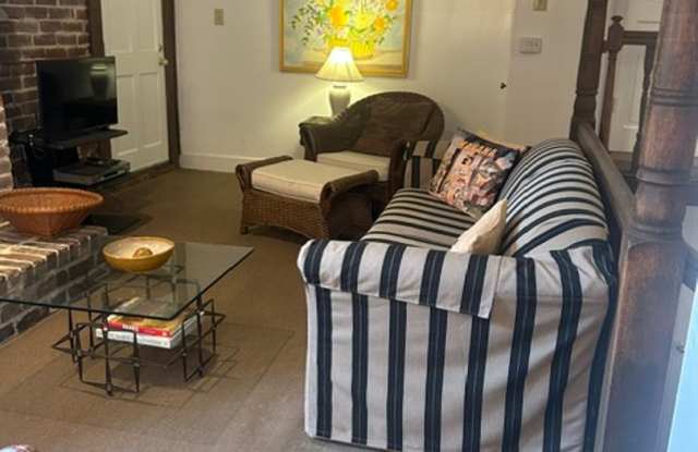 Fully furnished Executive rental located off of Troup Square Gallery 3