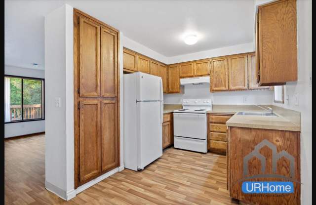 2-Bedroom Apartment in East Portland | Garage Parking | Pet-Friendly photos photos