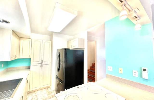 3br/2.5ba with garage, yard, solar panels in Aiea Heights! Pets Negotiable! Gallery 3