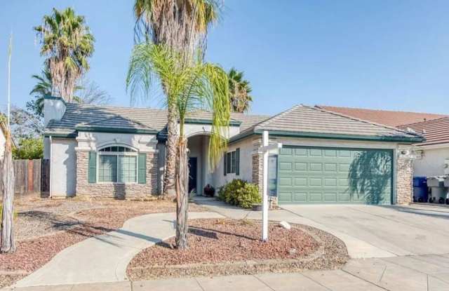 This is more than a rental, it’s your next chapter! Let’s make it happen!!! - 2892 East El Paso Avenue, Fresno, CA 93720