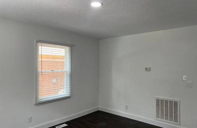 3 Bedroom Home Close to Uptown Gallery 4