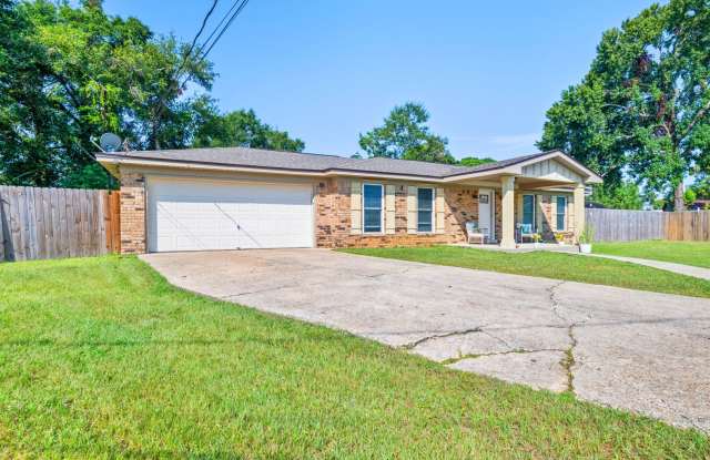 Stunning, modern home! Sun room + Huge Fenced Backyard! Gallery 3