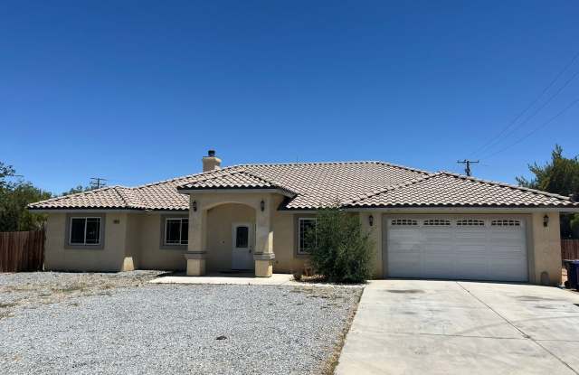 4 bedrooms 2 bathroom home in Apple Valley! photos photos