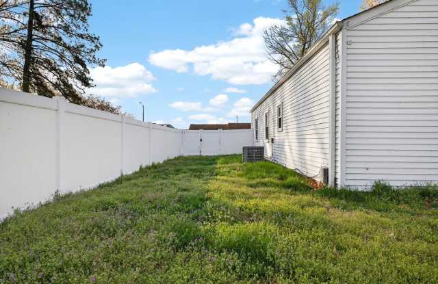 3 bed/2 bath home on large corner lot Gallery 4