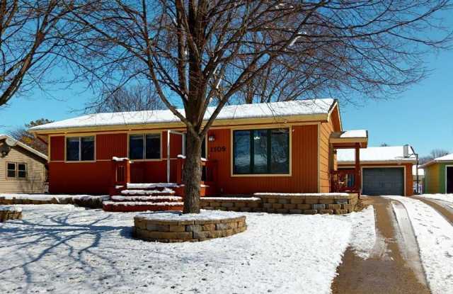 AVAILABLE NOW! 3 Bedroom Home w/Fenced Yard  2 Car Garage! 1109 NW Greenwood - 1109 Northwest Greenwood Street, Ankeny, IA 50023