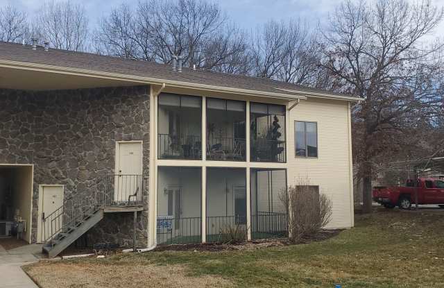 3 bd Park DeVille condo in W Columbia, new paint and stainless appliances, plank floor and carpet, w/d hookups, main level, assigned parking, storage photos photos