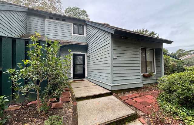 Available 12/16. Beautiful FURNISHED End-Unit Townhome in Central Mt Pleasant! - 1119 Hidden Cove Drive, Mount Pleasant, SC 29464