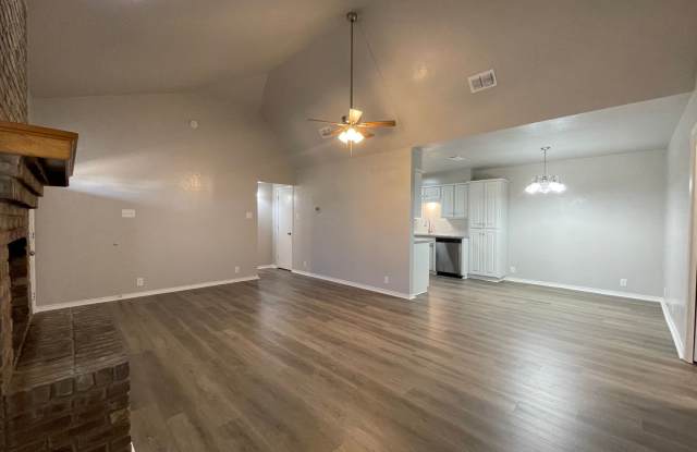 AVAILABLE NOW 2 BEDROOM 2 BATH TOWNHOME IN CLEBURNE Gallery 4