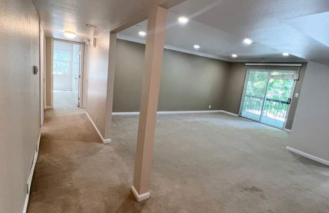 Comfortable 2-Bedroom Condo with Pool & Tennis Courts Gallery 3