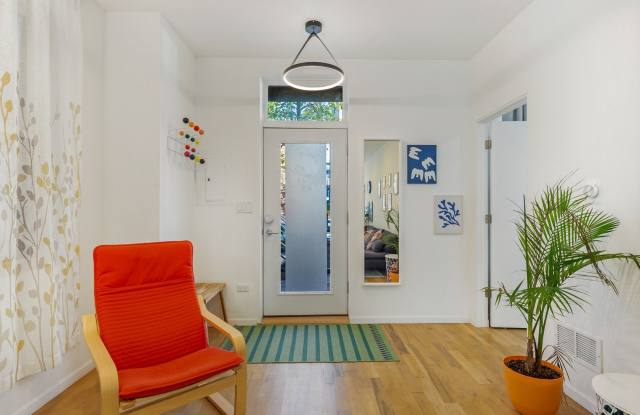 522 N Claremont Avenue Gallery 3