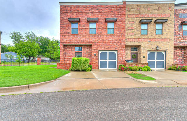 Furnished End-Unit Townhome Near UCO – Flexible Lease Options! photos photos