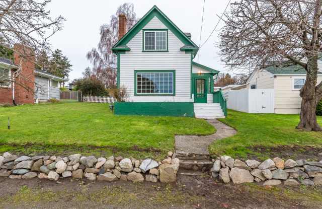 Pet Friendly 2 Bed, 1 Bath Home - 1250 Southeast 9th Avenue, Oak Harbor, WA 98277