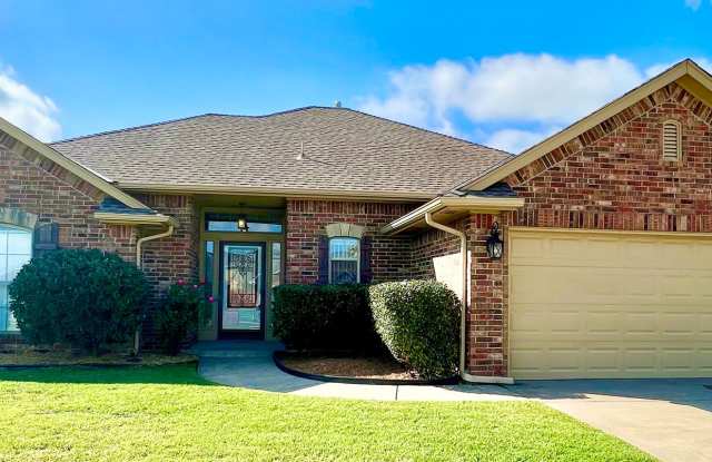 Beautiful Home in Southeast Moore with Storm Shelter! photos photos