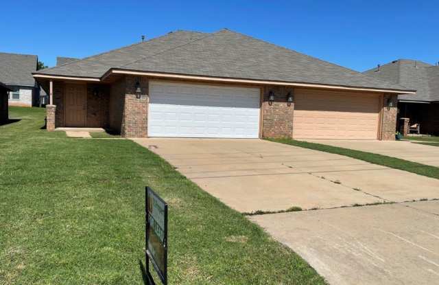 3 bed 2 bath duplex in Chickasha - 2716 Valley View Drive, Chickasha, OK 73018