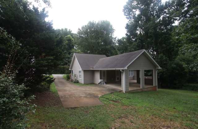 3 Bedroom/ 2 Bathroom Home! - 950 Stage Road, Auburn, AL 36830