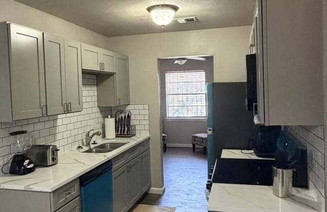 Relocate with Ease! Stylish Mid-Term Rental, All Utilities and Lawn Care Included! Gallery 3