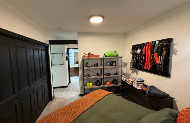Upscale 1 bed 1 bath condo with EV charging garage parking in Ballard Gallery 4