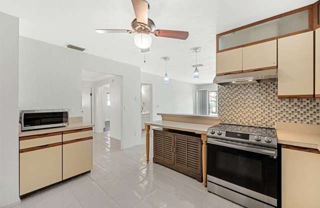 2 Bedroom 2 bath Pool Home in Naples park Gallery 4