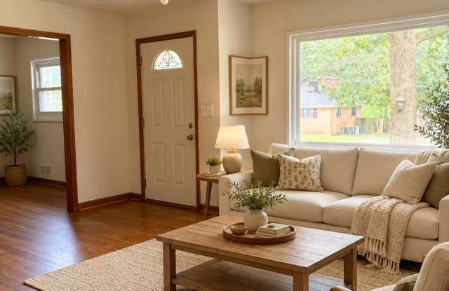 Charming 3-Bedroom Home in Center Point - Convenient Location! Gallery 1