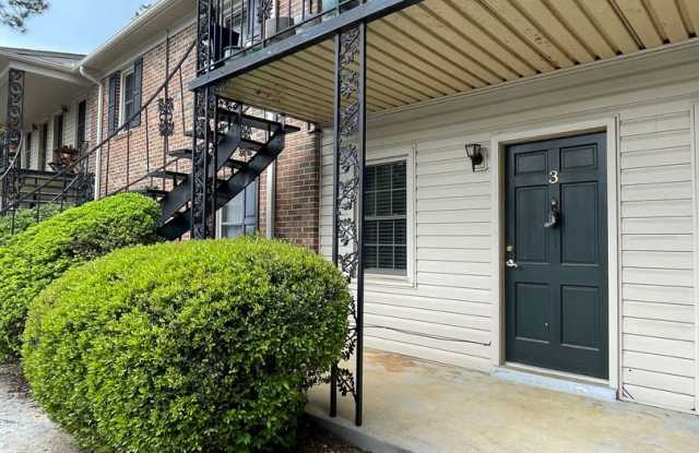 Available now! 2 bedroom, 1 bath apartment in small complex on Hill Street off Prince Avenue  Milledge! Available Now! - 436 Hill Street, Athens, GA 30601