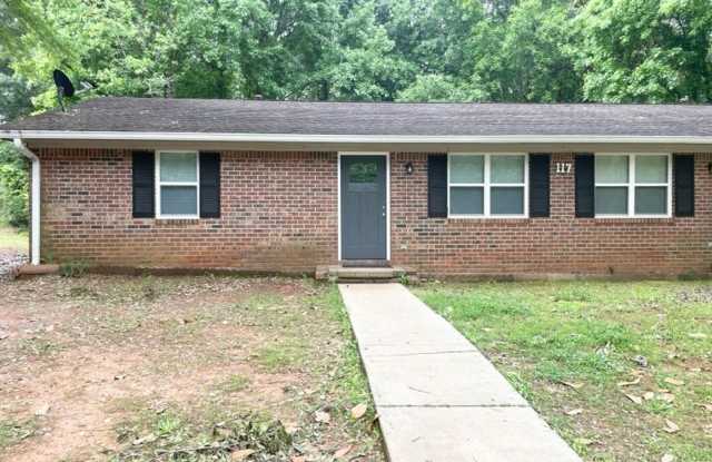 Welcome to this charming 2 bedroom, 1 bathroom home located in Hampton, GA. photos photos