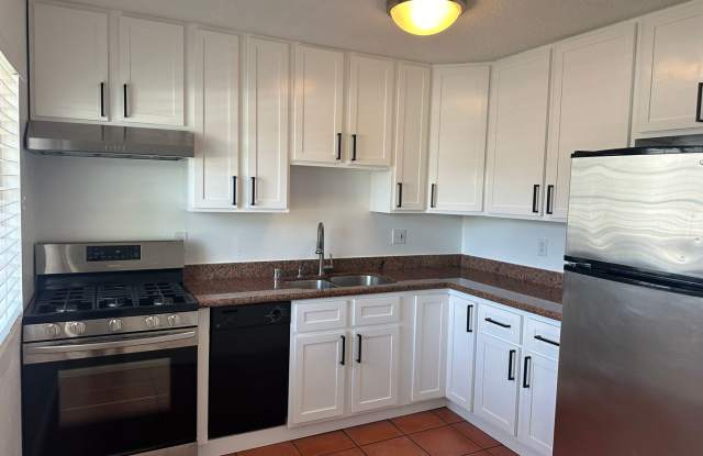 Spacious 2/1! Top floor Condo! Off-street parking! - 1266 62nd Street, Emeryville, CA 94608