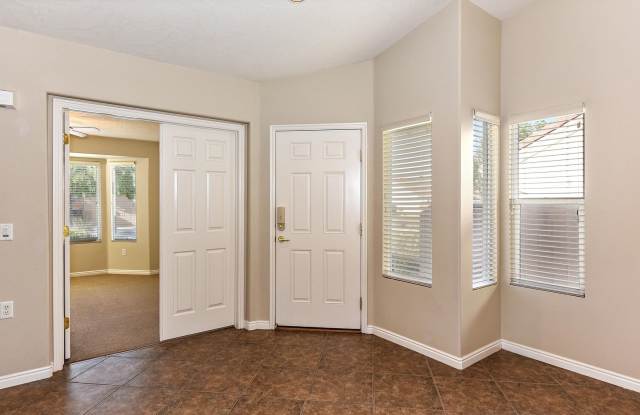 Darling 1-bed + Den and 2-baths in Sun River 55+ Community Gallery 2