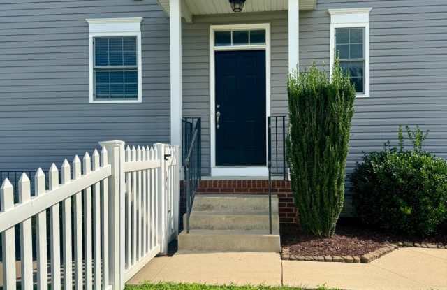 1005 CLOVER Circle Gallery 2